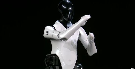 雷军宣布全尺寸人形仿生机器人“铁大”:小米自主研发实力爆表